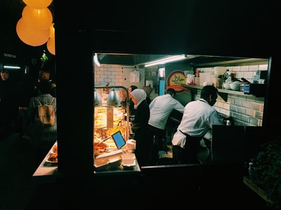 男人在厨房做饭
